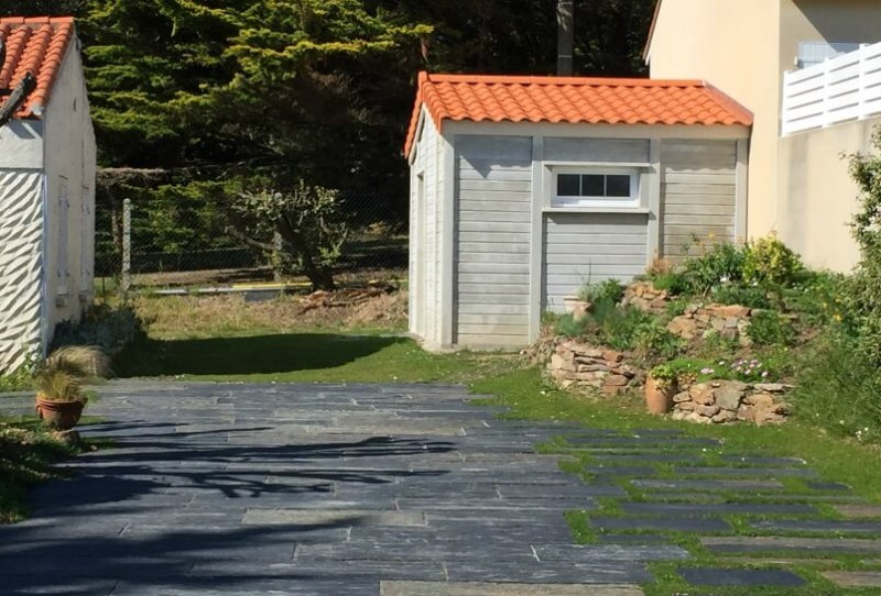 Abri de jardin en béton aspect bois 2 pentes
